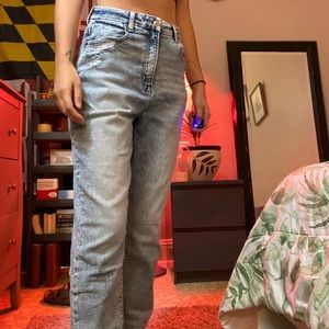 Super cute curvy mom jeans